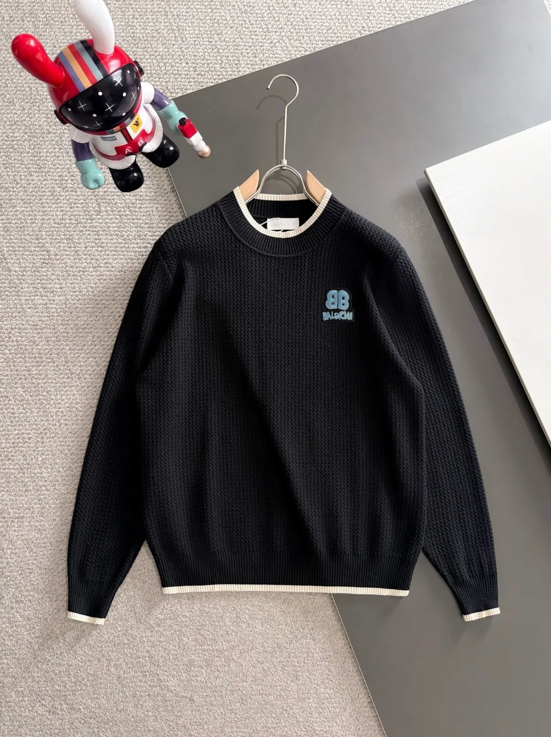 Next day shipping P195 Balenciaga high quality 2026 autumn and winter official website latest sweater, on sale at the same time at the counter Hot Sale! Specially made of wool blended fabric. It feels comfortable and can be directly in contact with the skin. The logo badge is exquisitely embroidered, which is extremely eye-catching! The details highlight the fashionable charm of big brands. Exquisite workmanship. Three-dimensional cutting style. The wearing effect is invincible and handsome! All three standards are complete! Sizes:M-3XL